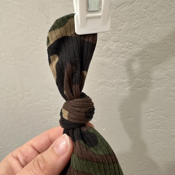 Cozys Camo Top Knit Beanie Hat - Picture 3 of 4